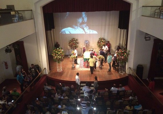 Corpo do cantor Belchior deixa teatro em Sobral e segue para Fortaleza