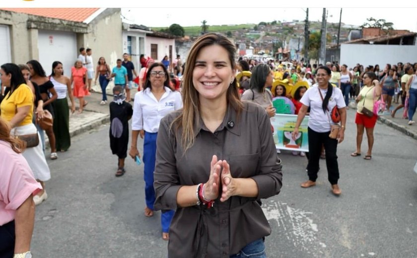 Com mais de 180 mil seguidores, prefeita ganha visibilidade durante desfile do projeto 'Das Páginas para a Vida'