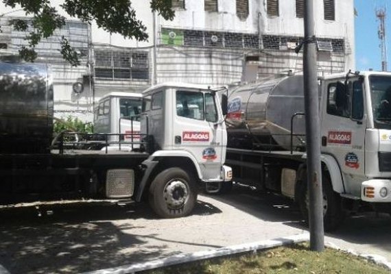 Governo de Alagoas entrega tratores e caminhões a municípios