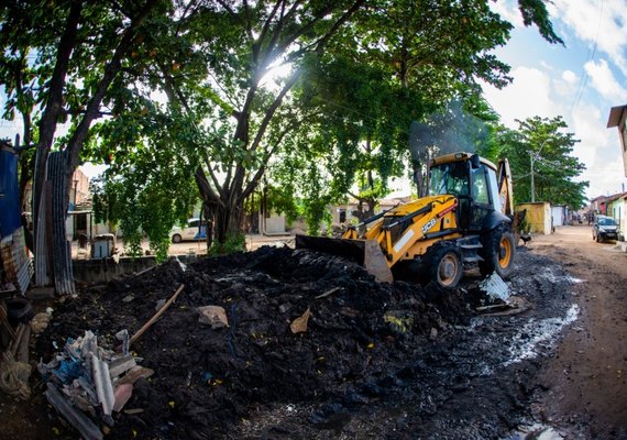 Operação de limpeza retira mais de 11 mil toneladas de resíduos dos canais da capital