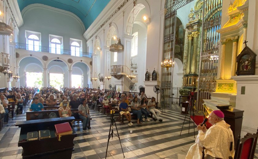 Catedral Metropolitana de Maceió recebe fiéis em missa solene de Corpus Christi