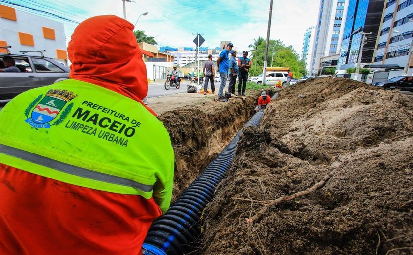 Para minimizar efeitos das chuvas, Prefeitura executa ações de drenagem em Maceió