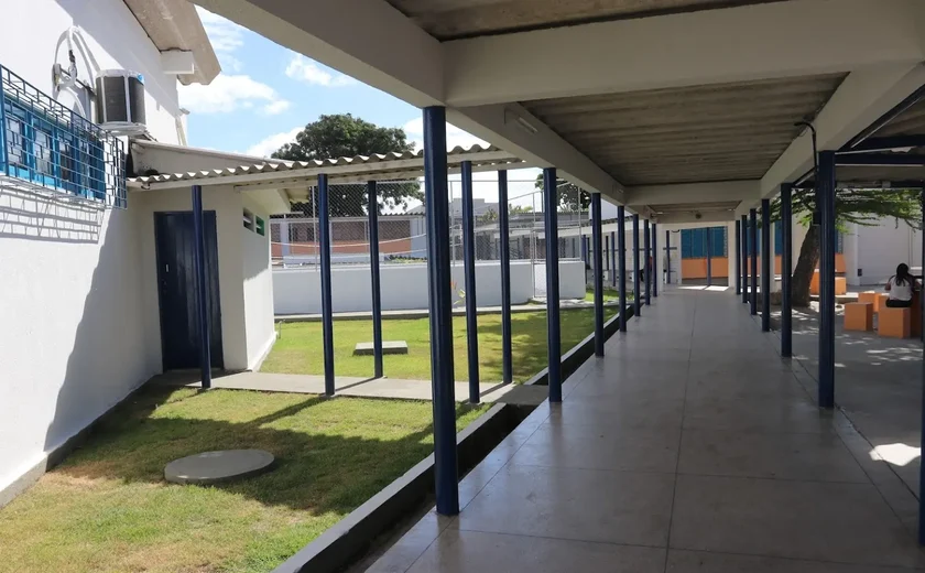 Crise coletiva de ansiedade atinge 20 crianças de colégio estadual em Maceió