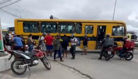 Mulher quebra perna e vai parar embaixo de transporte escolar após acidente entre coletivo e motocicleta