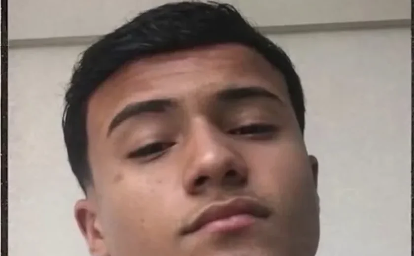 Adolescente de 14 anos desaparece após sair de casa para jogar futebol em praia