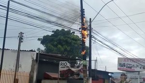 Poste de energia elétrica pega fogo e Equatorial é acionada