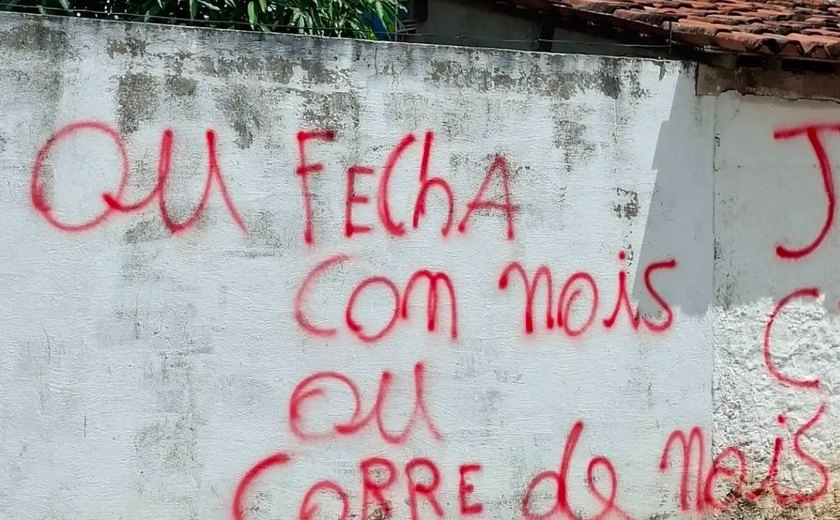 Investigação busca identificar suspeitos de pichações com ameaças e referência à facção em Coruripe