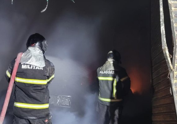 Corpo de Bombeiros combate incêndio em loja de eletrodomésticos em Arapiraca