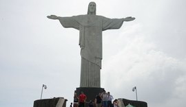 Cristo é iluminado para marcar campanha de vacinação contra a gripe