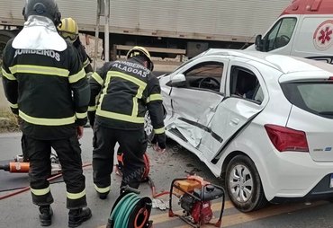 Estudante fica ferida em colisão entre carro e caminhão na BR-101, em São Miguel dos Campos