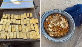 Pedreiros que encontraram tesouro de R$ 54 milhões em moedas e barras de ouro em parede de casa na Bélgica