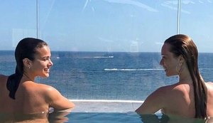 Mariana Ximenes e Bruna Marquezine posam de topless em piscina