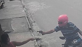 Assalto à mão armada é registrado por câmera de segurança em Maceió