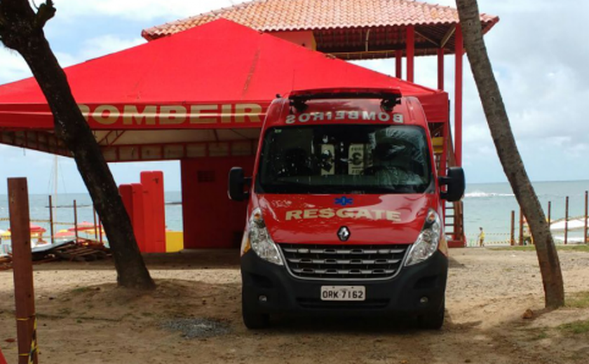 Bombeiros resgatam vítimas de afogamento na Praia do Francês