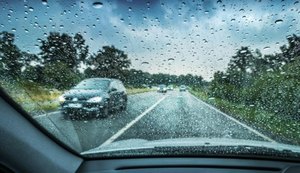 Dirigir na chuva exige atenção redobrada dos condutores