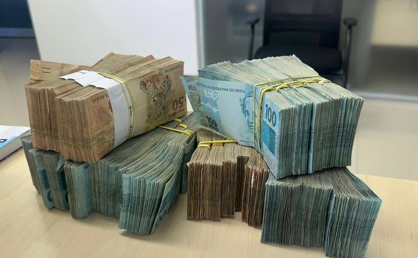 Dinheiro apreendido com empresário em prefeitura de Murici seria usado para pagar propinas em contratos públicos