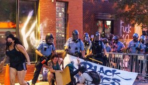 Manifestantes fazem segundo dia de protestos contra morte de homem negro