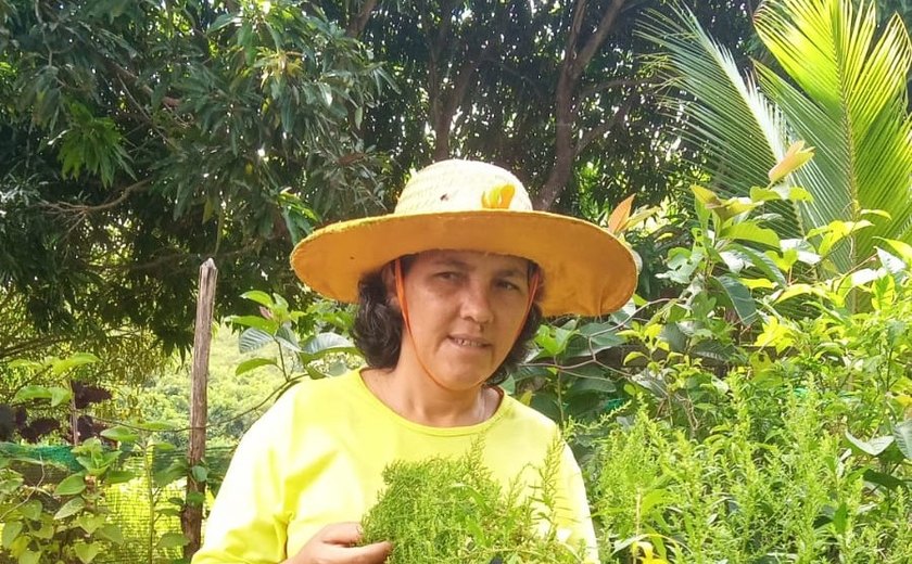 Agricultora e estudante de Agroecologia recebe prêmio por trabalho sobre Plantas Alimentícias Não Convencionais