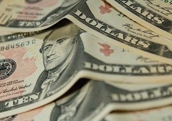 Dólar opera em queda nesta terça à espera de metas fiscais