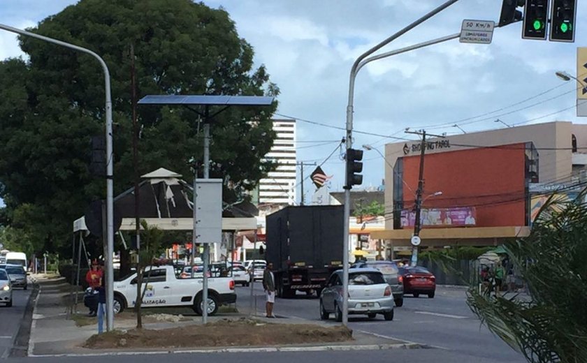 Prefeitura de Maceió instala semáforos movidos a energia solar no Farol