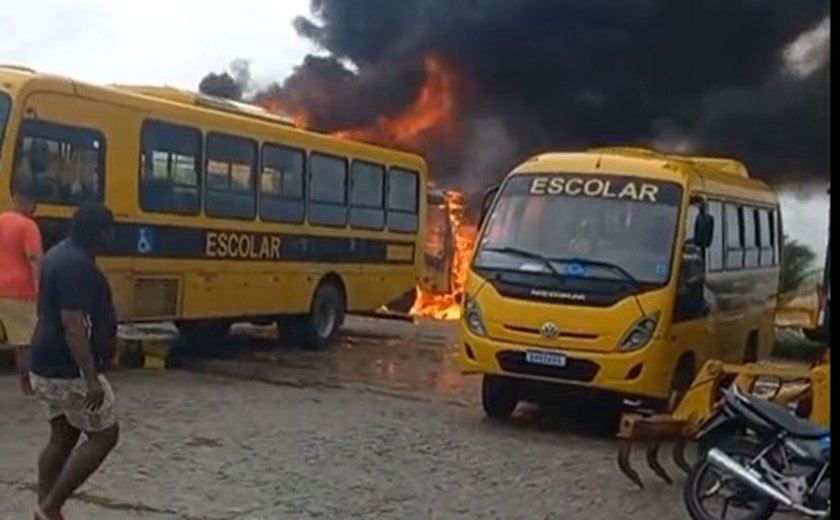 Incêndio destrói ônibus escolares em Boca da Mata