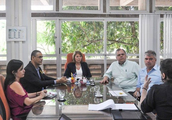 Ampliação dos cursos em Viçosa é tema de reunião na Ufal