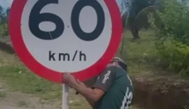 Homens são flagrados furtando placas na Rota do Mar e culpam Lula