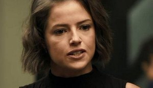 'A Dona do Pedaço': Josiane surta e atira bolos em clientes na rua