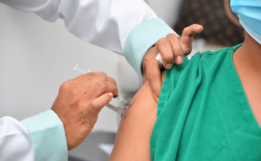 Maceió começa a aplicar 5ª dose da vacina para covid-19