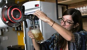 Mulher é pioneira na fabricação de cerveja artesanal em Alagoas