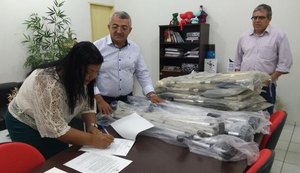 Deficientes de Olho d’Água do Casado recebem muletas e andadores da Semudh