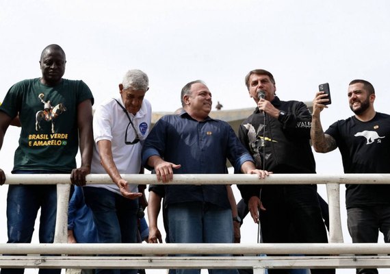 Randolfe diz que Pazuello se indiciou; para Renan, governo é 'cavalo do bêbado'