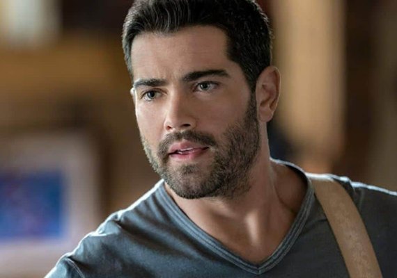 Ator diz que foi rejeitado em série de sucesso 'por ser bonito demais'