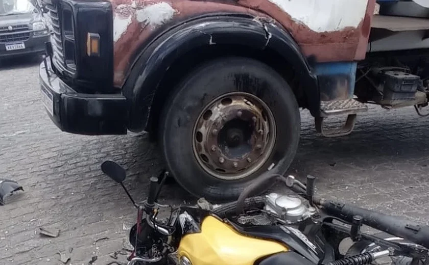 Motociclista fica gravemente ferido em colisão com caçamba em Penedo