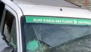 Van vai parar em açude após colisão com carro