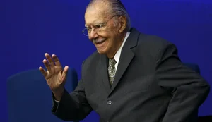 José Sarney recebe alta hospitalar após nove dias de internação