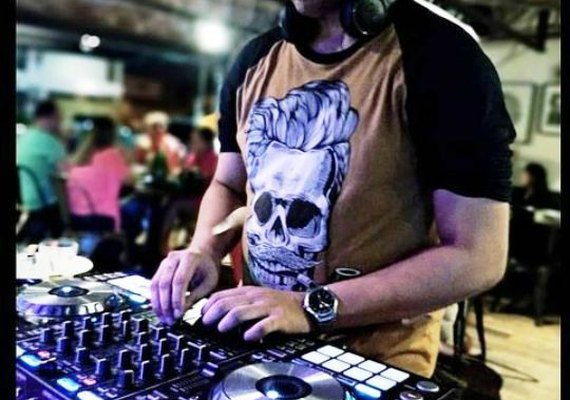 DJ Victor Borges é atração na tarde deste domingo no Kanoa Beach Club