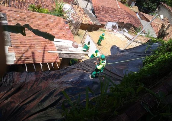 Defesa Civil aplica lonas de contenção em áreas de risco do Benedito Bentes