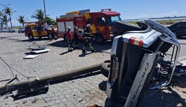 Motorista perde controle do veículo, capota e colide em poste