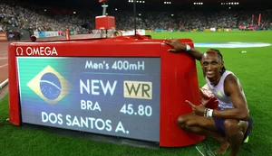 Alison dos Santos bate recorde mundial nos 400m com barreiras em etapa da Diamond League