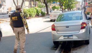 Motorista inabilitado é flagrado em veículo irregular durante fiscalização na Ponta Verde