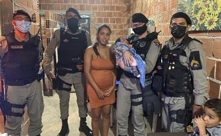 Policiais militares socorrem recém-nascida engasgada em Maceió