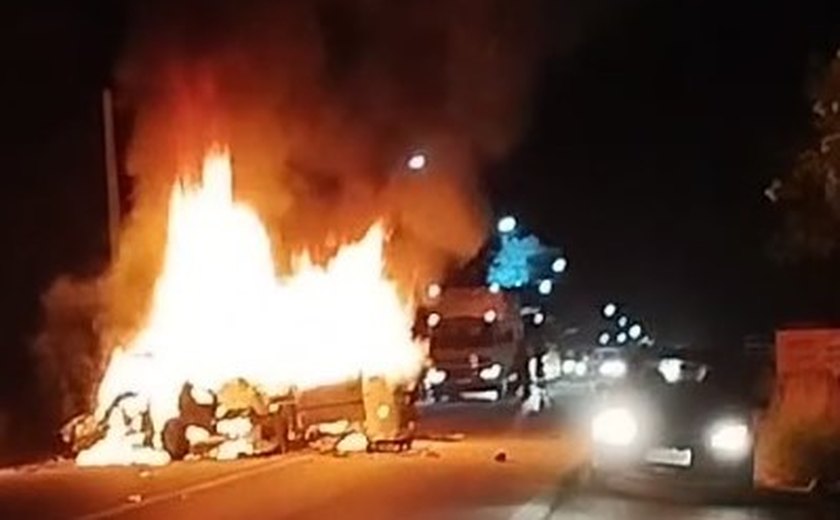 Vídeo: acidente de trânsito termina com veículos em chamas e um morto carbonizado