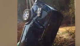 Carro com filhos do cantor Leonardo cai dentro de rio