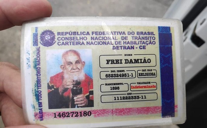 Idoso é parado em Blitz e apresenta CNH dupla-face com foto de Frei Damião e Padre Cícero