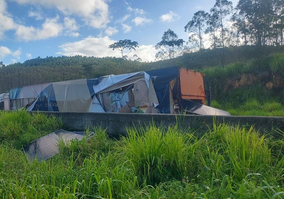 Carreta carregada com placas solares tomba na BR-101 em Messias; duas pessoas ficam feridas
