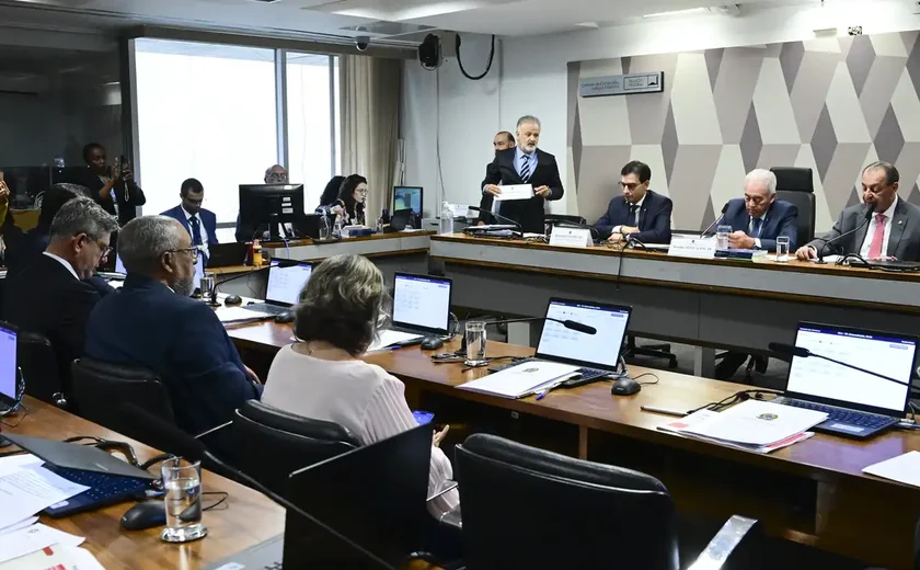 CCJ do Senado aprova PEC que acaba com jornada 6x1