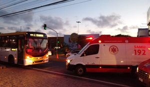 Motociclista passa sinal vermelho e atropela mulher em faixa de pedestres na Serraria