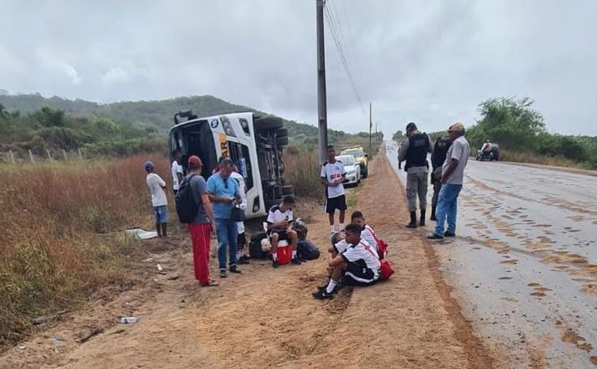 Micro-ônibus com 14 jogadores de futebol tomba em São José da Tapera