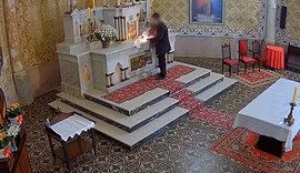 Câmera flagra homem detonando explosivo no altar de igreja histórica em SC